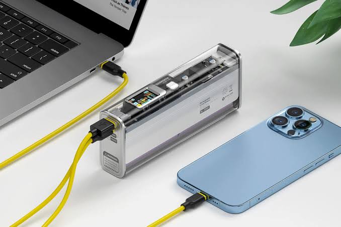 赛博朋克透明外壳智能快充宝方案